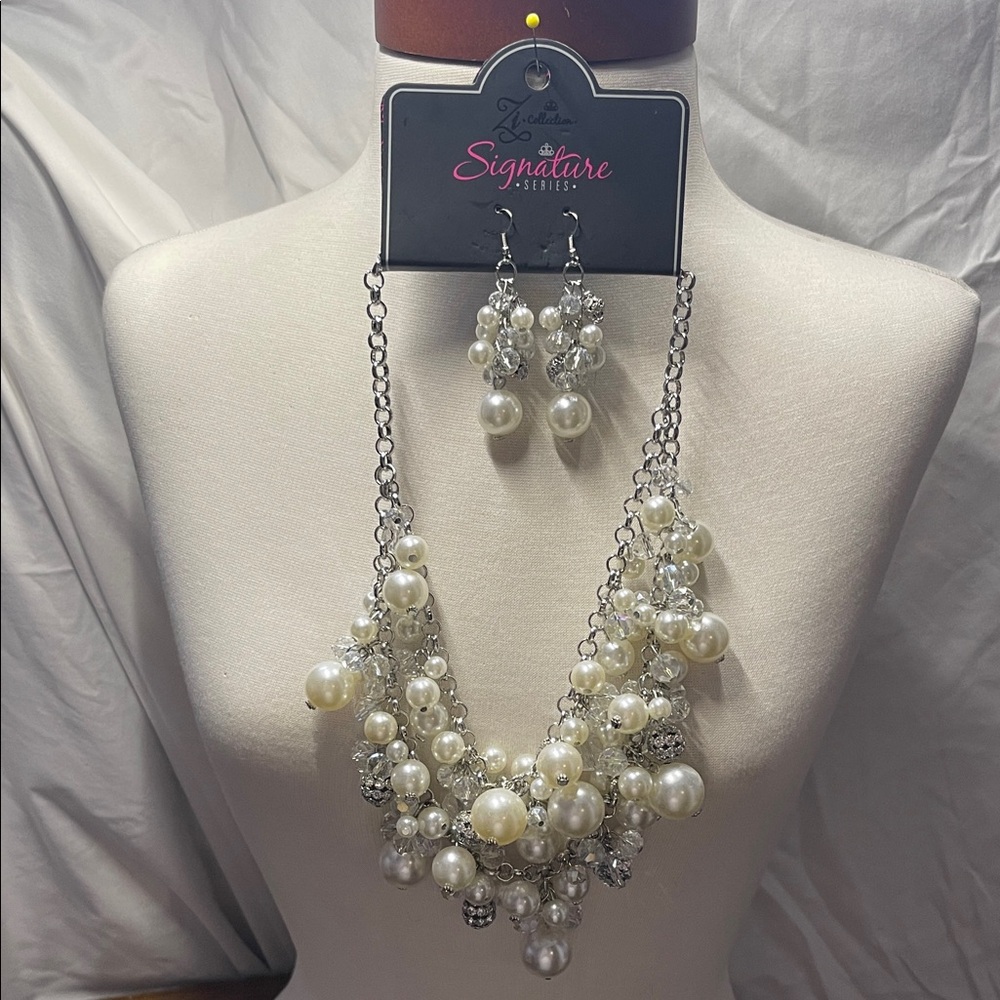 Paparazzi Zi Collection The Lauren. Pearl and Silver Jewelry Set